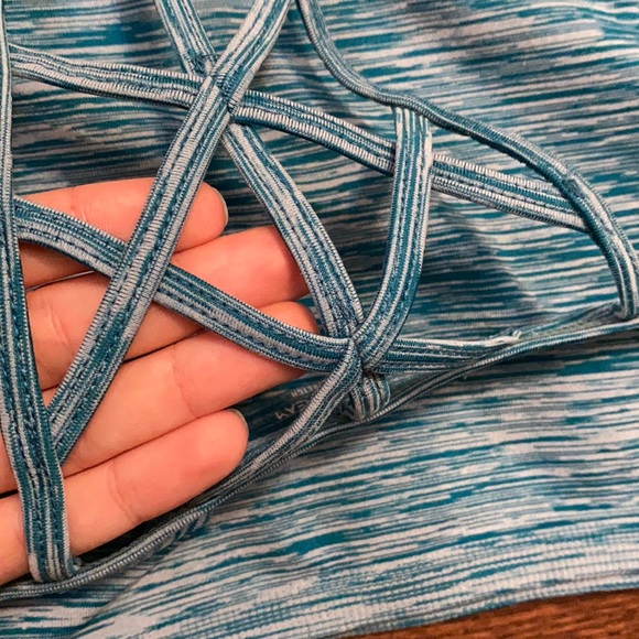 Sports bra with cut outs - Picture 3 of 4